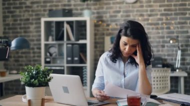Ofis çalışanı okuma belgesi sonra dizüstü bilgisayar yazma kullanarak tek başına kapalı çalışma