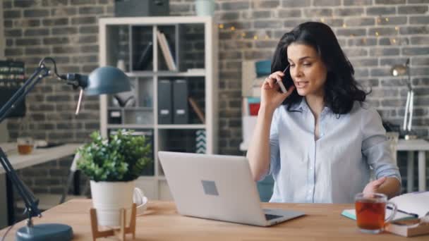 Giovane donna arrabbiata che parla al telefono cellulare in ufficio discutendo problemi sul lavoro — Video Stock