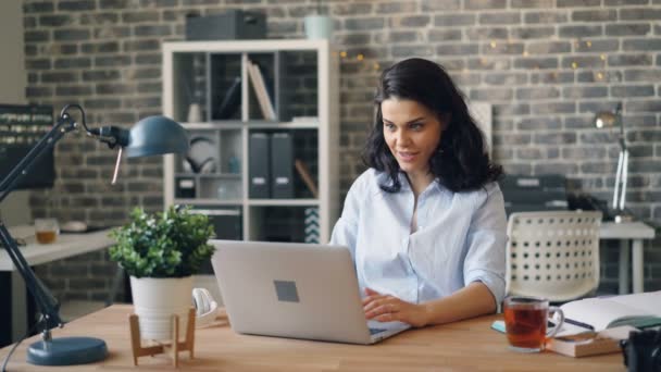 Aantrekkelijke kantoormedewerker werken met laptop dan lachen klappen handen — Stockvideo