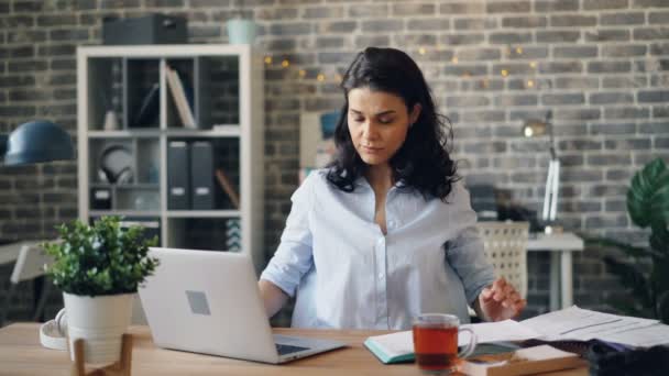 Bezorgde Manager met behulp van laptop en lezen papieren document alleen in Office werken — Stockvideo