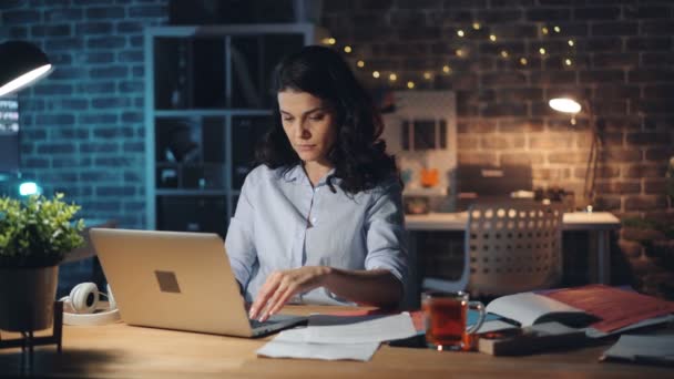 Uitgeput kantoorwerk nemer typen op laptop dan lezen document gevoel hoofdpijn — Stockvideo