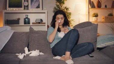 Üzgün kadın evde tek başına Tv'de üzgün film izlerken ağlayarak alkol içme