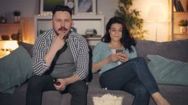 Evde haber tartışırken eşi akıllı telefon kullanırken Kocası Tv izlerken