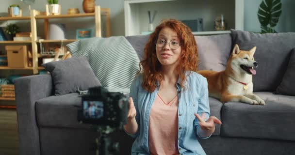 Gelukkige vrouw video opnemen over honden thuis met behulp van professionele camera — Stockvideo