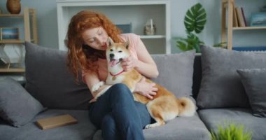 Sevimli köpek okşayarak ve evde hayvan konuşurken güzel kız yavaş hareket
