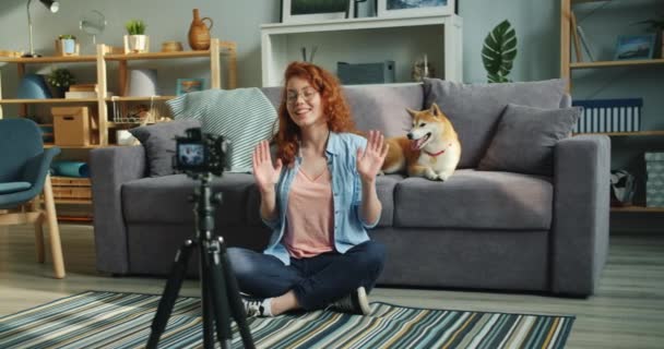 Cámara lenta del vlogger femenino grabación de vídeo en casa con lindo perro — Vídeos de Stock