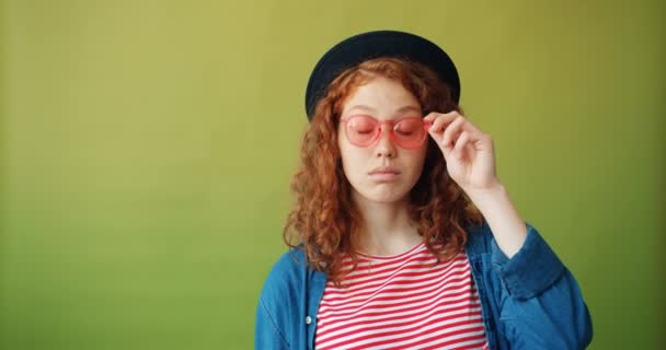 Portret van verrast meisje tiener het verhogen van zonnebril en staren naar camera — Stockvideo