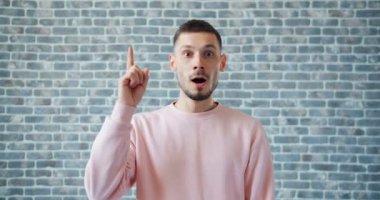 Parmak kaldırma ve gülümseyen harika bir fikir olan akıllı adam Portresi