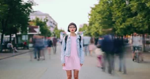 Zoom em lapso de tempo de adolescente bonita em pé na rua com mochila — Vídeo de Stock