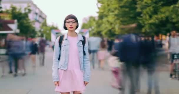 Time lapse portrait de jeune touriste dame avec sac à dos debout dans la rue de la ville — Video