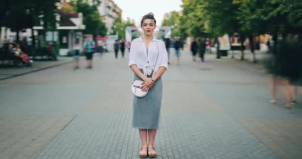 El lapso de tiempo de atractiva mujer adulta de pie en el centro de la ciudad en la calle ocupada — Vídeos de Stock