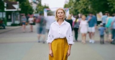 Şehir sokakta ciddi yüzü ile güzel olgun bayan time lapse portre