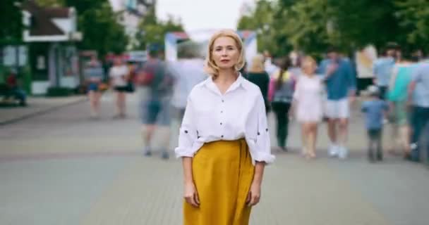 Vergrößern Zeitraffer einer ziemlich reifen Frau, die auf der Straße vor der Kamera steht — Stockvideo