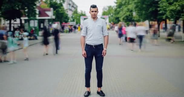 Time lapse portrait de bel homme arabe en vêtements décontractés à l'extérieur en ville — Video