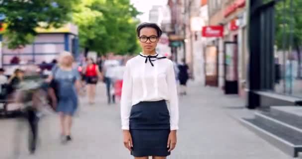 Zoom arrière laps de temps de belle femme afro-américaine debout dans la rue piétonne — Video