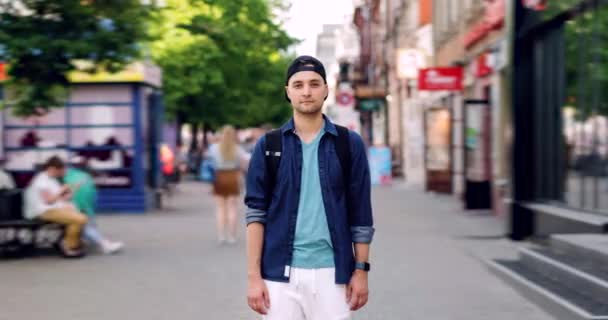 Time lapse portrait de touriste masculin avec sac à dos debout dans la rue occupée — Video