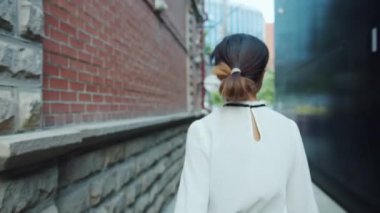 Güzel Afro-Amerikan kız portresi açık havada yürüyüş sonra kameraya bakarak