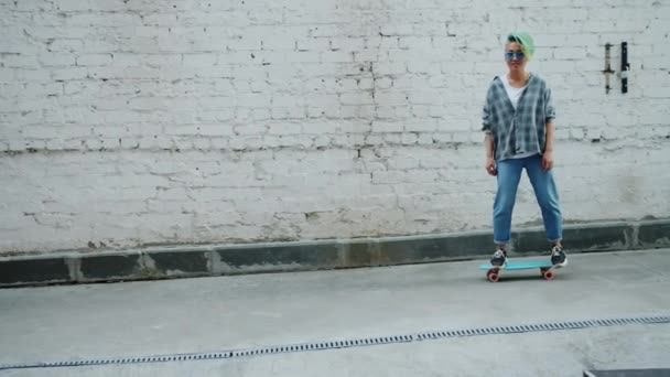 Медленное движение азиатского хипстера скейтбординга на открытом воздухе показывает большие пальцы вверх — стоковое видео