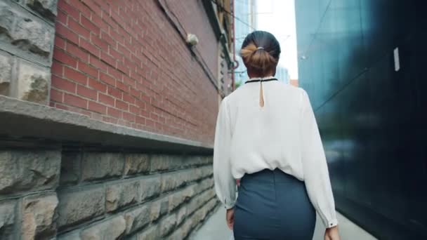 Повільний рух елегантний афроамериканець дама ходьбі потім звертаються до камери — стокове відео