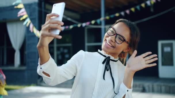 Porträtt av Söt afrikansk amerikansk kvinna tar Selfie outdoos med smartphone — Stockvideo