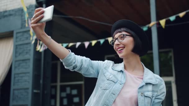 Retrato de la atractiva joven morena tomando selfies con smartphone — Vídeo de stock