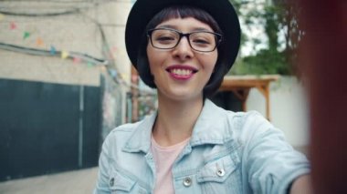 Hava öpücük göndererek sohbet online görüntülü arama yapma genç bayan yavaş hareket