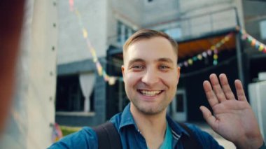 Pov yakışıklı adam online görüntülü arama kamera açık havada bakarak konuşurken yapma