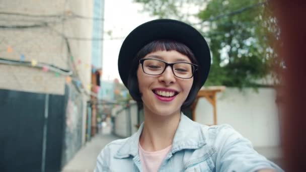 POV de menina bonita fazendo videochamada online falando sorrindo olhando para a câmera — Vídeo de Stock