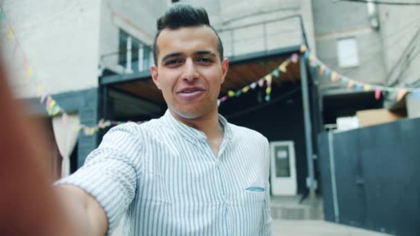 POV του όμορφος Άραβας άνθρωπος κάνοντας online βιντεοκλήση μιλώντας κοιτάζοντας την κάμερα — Αρχείο Βίντεο