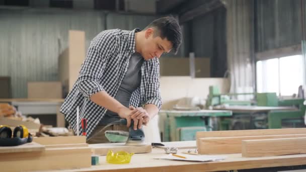 有吸引力的人木匠抛光木材与打磨机在工作室工作 — 图库视频影像