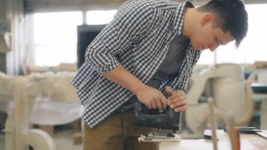 Tek başına atölyede çalışan modern yapboz ile ahşap testere doğrama mobilya yapma