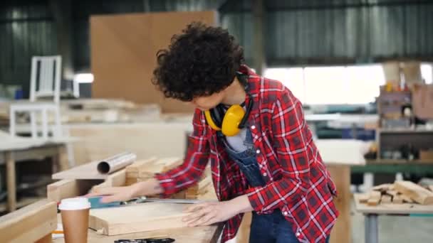 Kobieta Stolarka drewna tarcie z narzędziem szlifierskie polerowanie kawałek drewna — Wideo stockowe