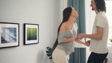 Modern dairede yatakta dans eden erkek ve kadın birlikte eğleniyor
