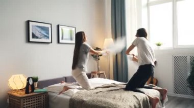 Kız arkadaşı ve erkek arkadaşı kavga yastıklar sonra evde yatakta öpüşme