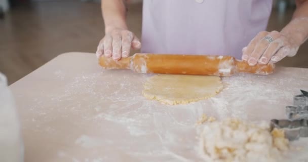 Close-up de mulheres mãos massa de rolamento cozinhar massa caseira à mesa — Vídeo de Stock
