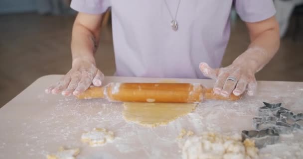 Close-up of female hands pinning dough with wooden pin cooking biscuits at home — Stock Video