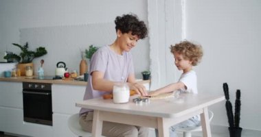 Mutfak masasında evde bakım anne ile küçük çocuk pişirme pasta