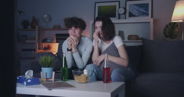 Płacz kobiet oglądając smutne show w TV wycierania oczu z papierowej tkanki w nocy — Wideo stockowe