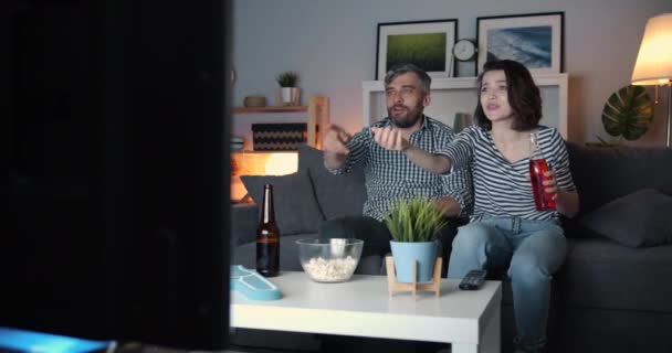 Κορίτσι και ο τύπος απολαμβάνοντας σπορ παιχνίδι στην τηλεόραση κάνει υψηλή-5 ποτό γέλιο — Αρχείο Βίντεο