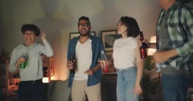 Neşeli arkadaşlar geceleri evde gülen şişek ler dans