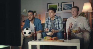 Yakışıklı adamlar tv zaferi kutlayan aperatifler yeme futbol oyunu izlerken