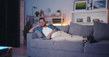 Duyarlı Arap üzgün yüz ile televizyon ekranına bakarak ağlayarak Tv izlerken