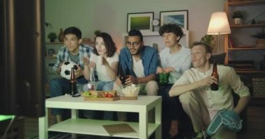 Gece tv'de futbol izleyen bir grup arkadaş eğleniyorken şişeleri birbirine bağlıyorum