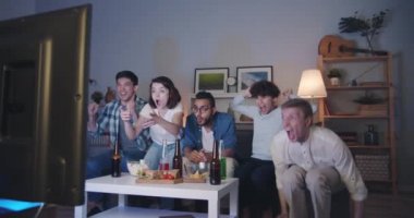 Tv'de spor izleyen öğrenciler gece yüksek beş sarılma kutluyor