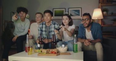 Neşeli genç insanlar erkek ve kadın geceleri karanlık odada video oyunu zevk