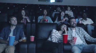 Modern sinemada gülerek film izlerken neşeli bin yıl yavaş hareket