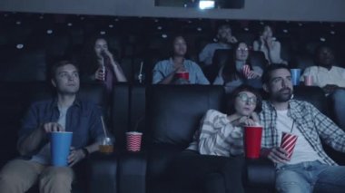 Karanlık odada oturan sinemada ilginç film zevk Neşeli öğrenciler