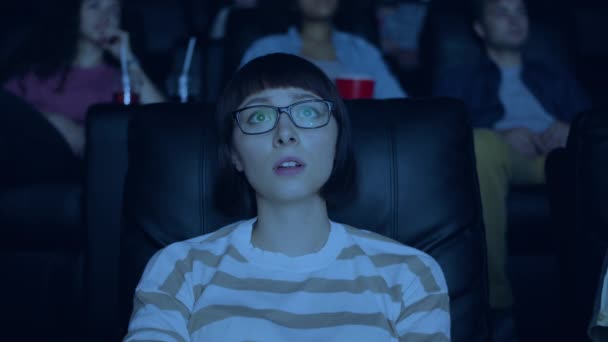 Чутлива молода жінка дивиться цікаву драму в кіно з сумним обличчям — стокове відео