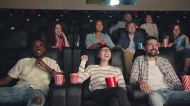 Sinemada gülen mutlu milenyumların yavaş hareketi ilginç film izliyor