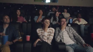 Adam tarihte birlikte film izlerken sinemada mutlu kız arkadaşı sarılma